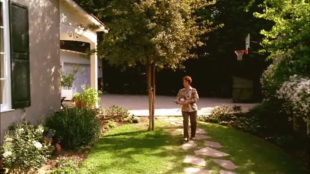 Hearing no answer, she hurries to the side of the house.jpg