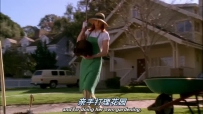 S01E01 Bree is doing her own gardening