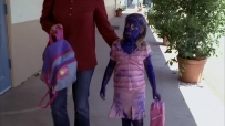 S01E04 They walk past another mother and little girl, who she protectively moves behind her as the Scavos walk past