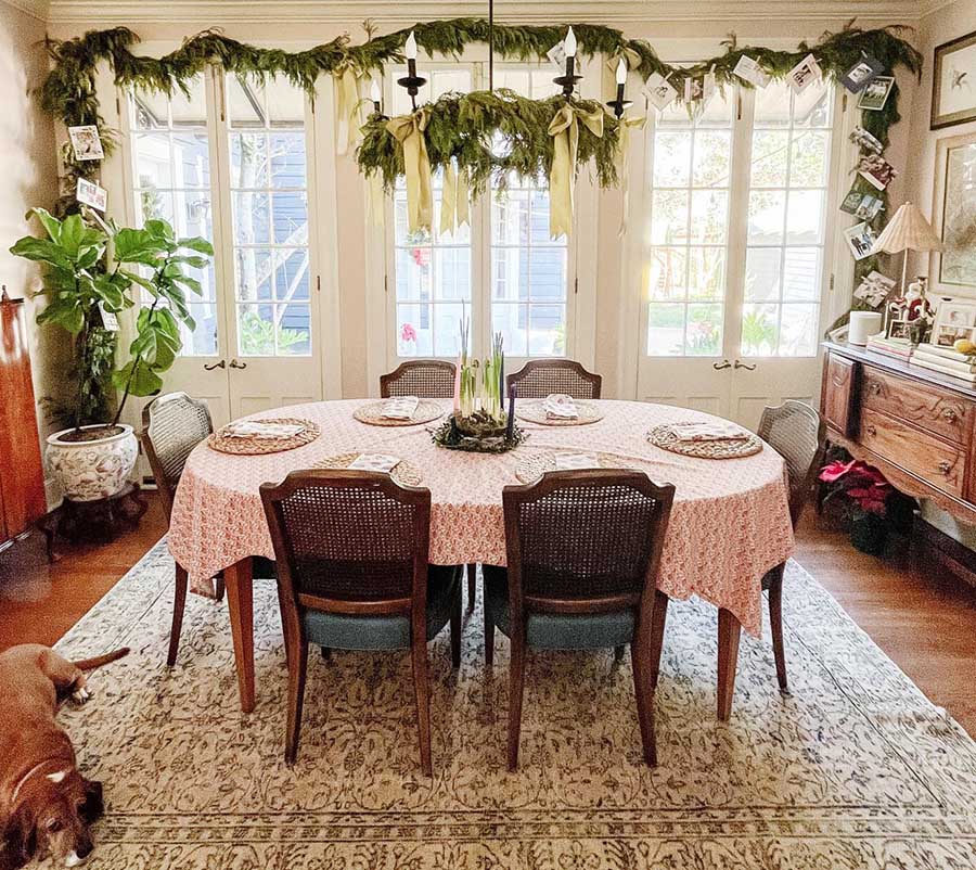 2507 Luxury dinning table in the living room.jpg