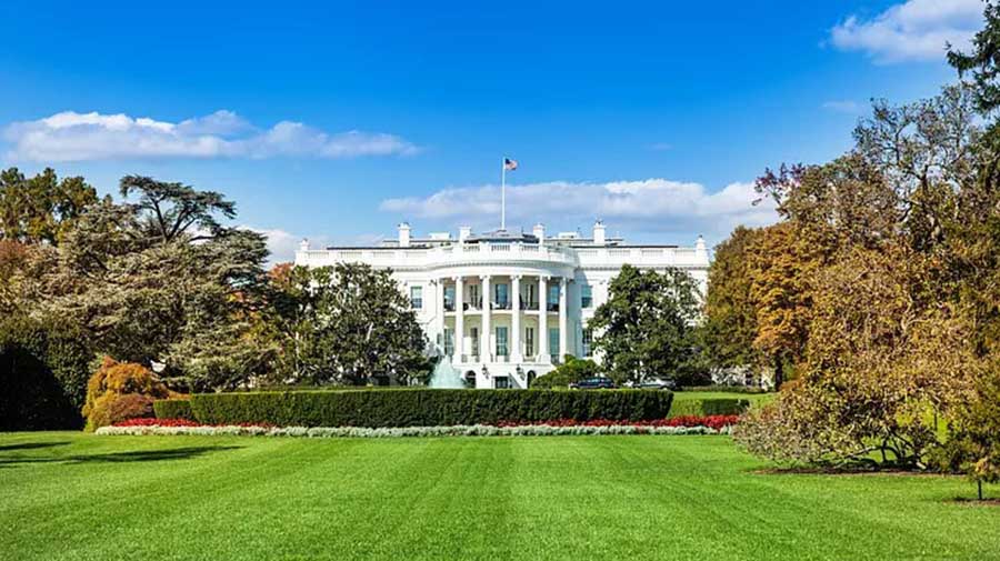2507 The White House is home to the US President.jpg