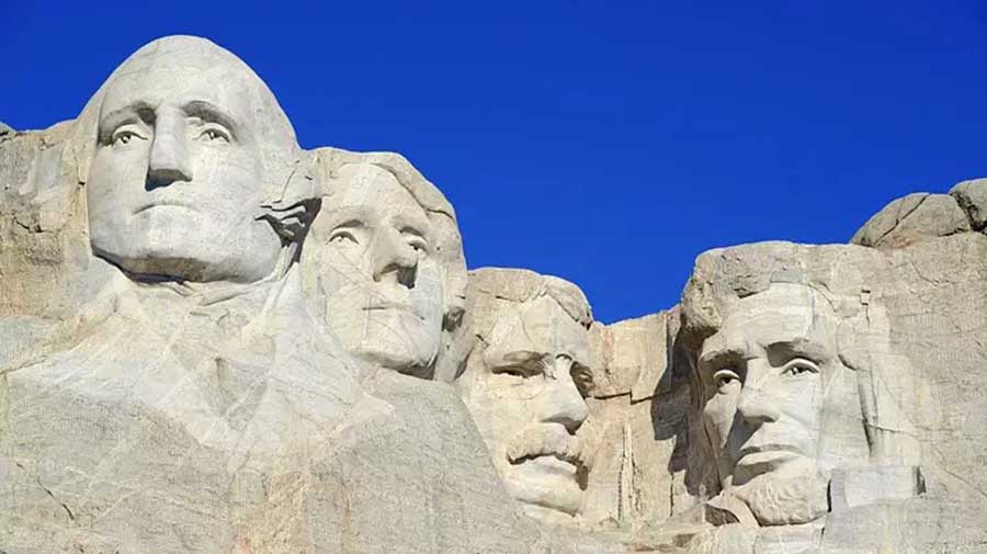 2507 The world-famous Mount Rushmore features four US presidents.jpg