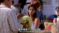 S01E06 He picks up a yellowgreen blanket to wrap the glass